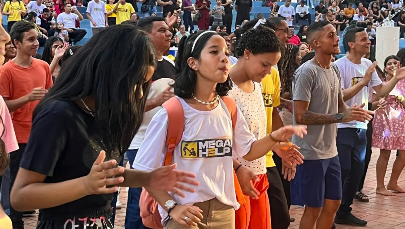 Apoio ao esporte e juventude carente Bebidas Quinarí patrocina uniforme para o time do projeto Mega Help FJU