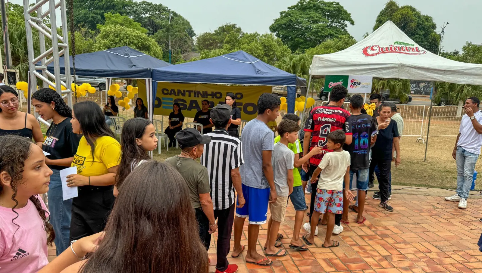 Apoio ao esporte e juventude carente Bebidas Quinarí patrocina uniforme para o time do projeto Mega Help FJU