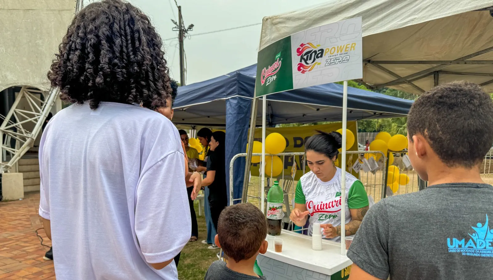 Apoio ao esporte e juventude carente Bebidas Quinarí patrocina uniforme para o time do projeto Mega Help FJU