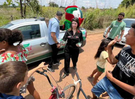 Bebidas Quinarí realiza entrega de refrigerantes no Dia das Crianças em bairros carente