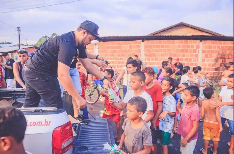 Bebidas Quinarí realiza entrega de refrigerantes no Dia das Crianças em bairros carente