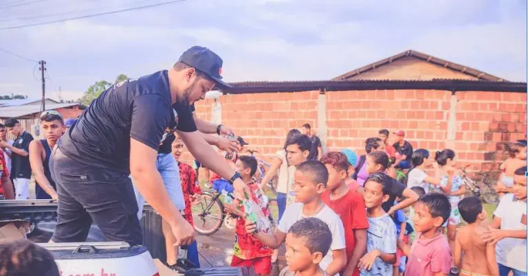 Bebidas Quinarí realiza entrega de refrigerantes no Dia das Crianças em bairros carente