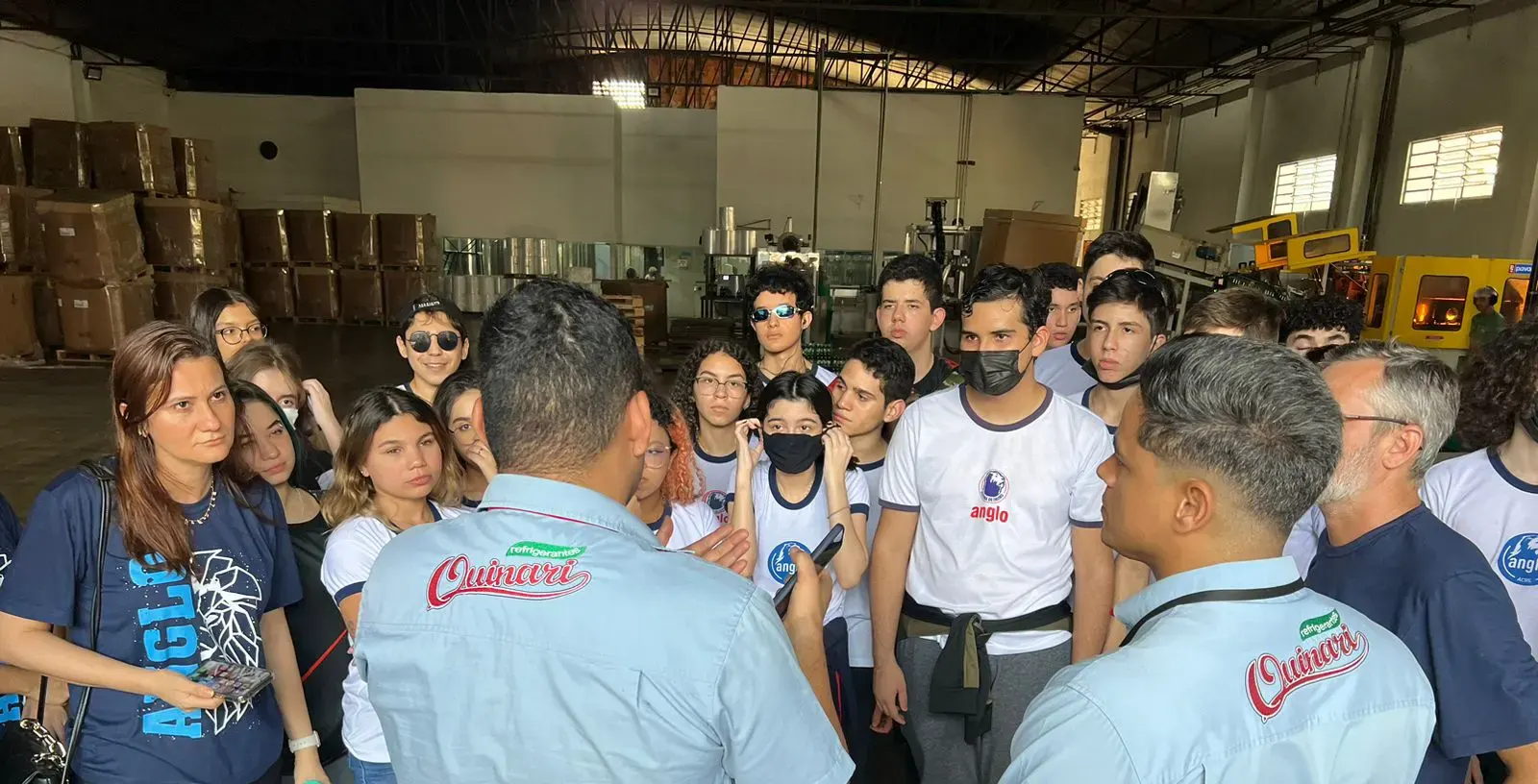 Alunos do colégio Anglo visitam fábrica de refrigerantes das Bebidas Quinarí e aprendem sobre produção​