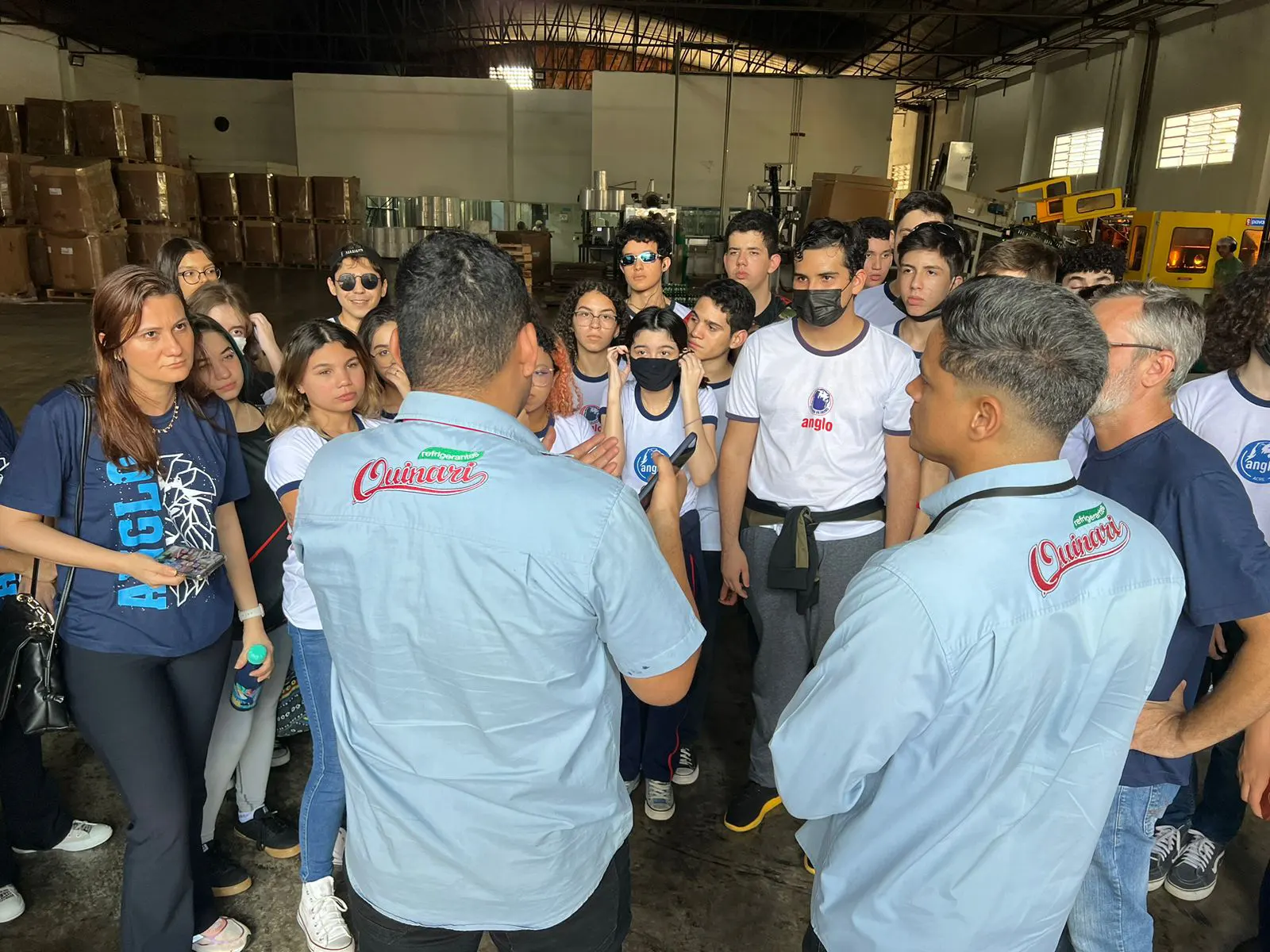 Alunos do colégio Anglo visitam fábrica de refrigerantes das Bebidas Quinarí e aprendem sobre produção​
