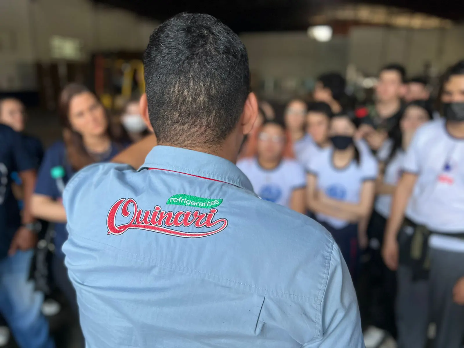 Alunos do colégio Anglo visitam fábrica de refrigerantes das Bebidas Quinarí e aprendem sobre produção​