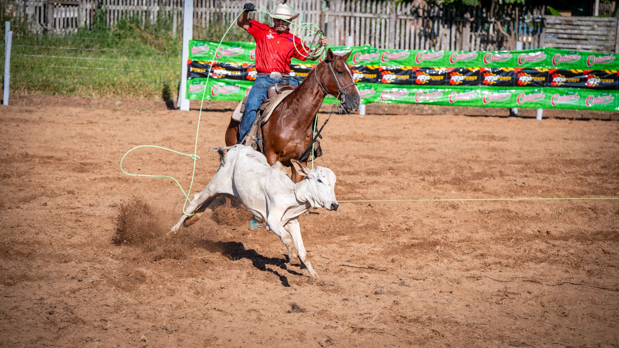 Bebidas Quinarí marca presença no JD Ranch Team Roping com energia e tradição
